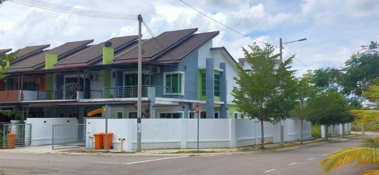 Impianacasa Kluang Homestay Exterior photo